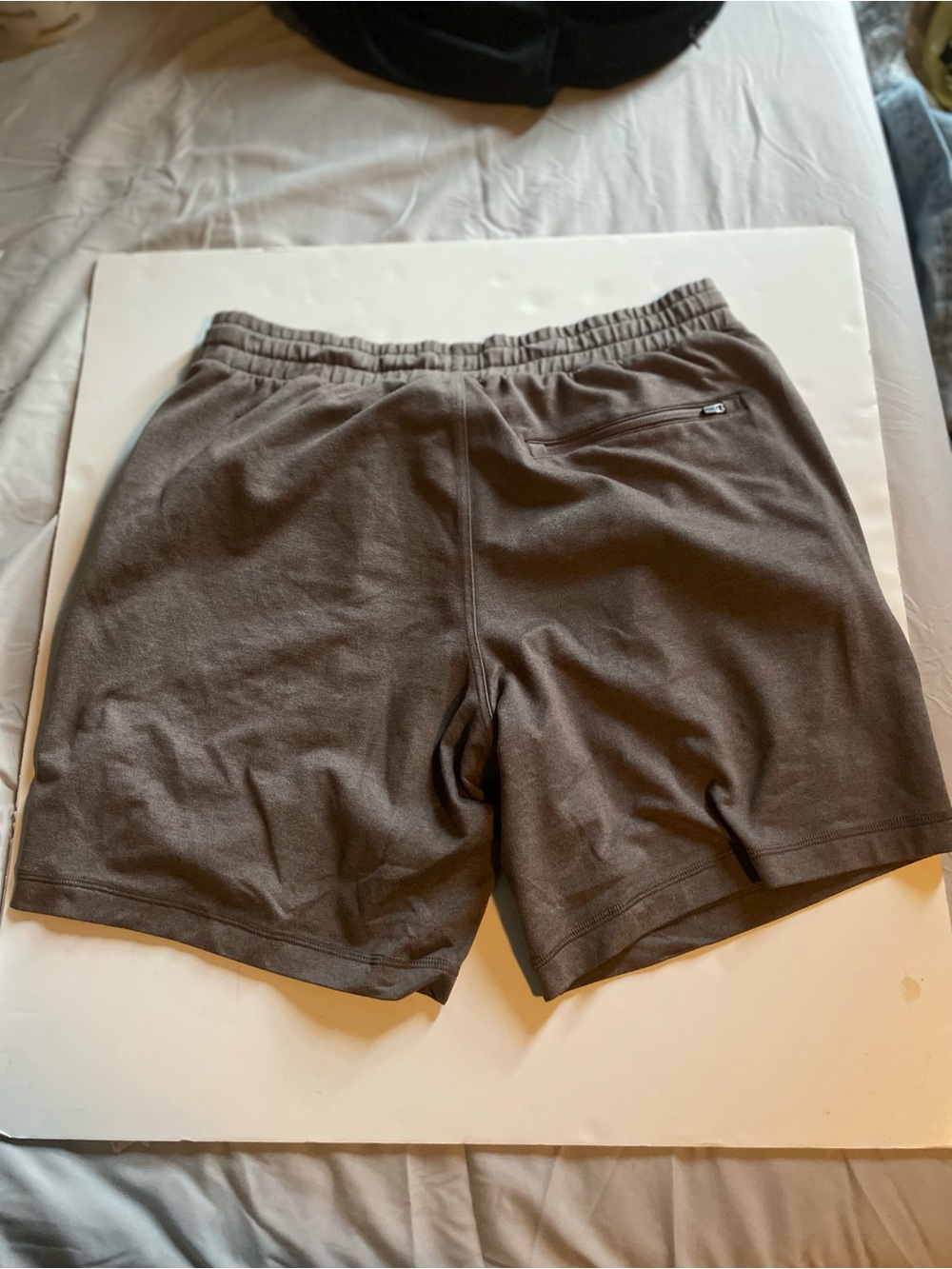 Men's Vuori Ponto Drawstring Athletic Shorts size Medium in Mocha color - Picture 2 of 4